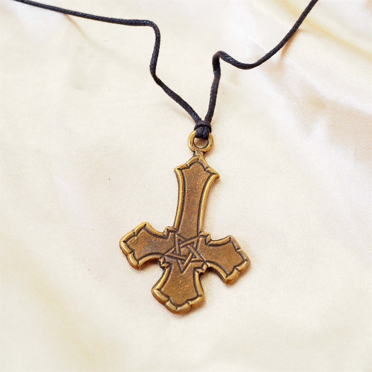 Ters Haç İp Kolye
