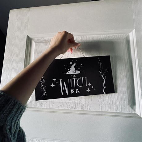 The Witch is in Kapı Tabelası