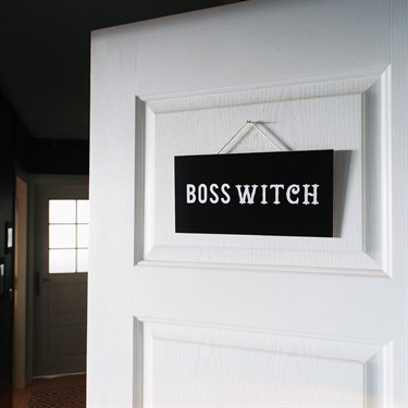 Boss Witch Kapı Tabelası