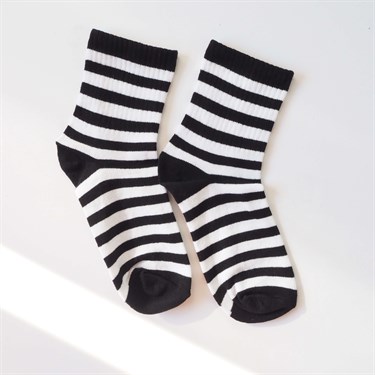 Siyah Beyaz İnce Çizgili Çorap