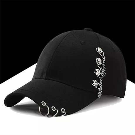Zincir ve Piercing Detaylı Siyah Şapka