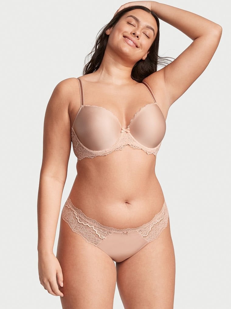 Dantelli külot kiygan tola ayolning fotosurati Dantelli külot kiygan tola ayolning fotosurati