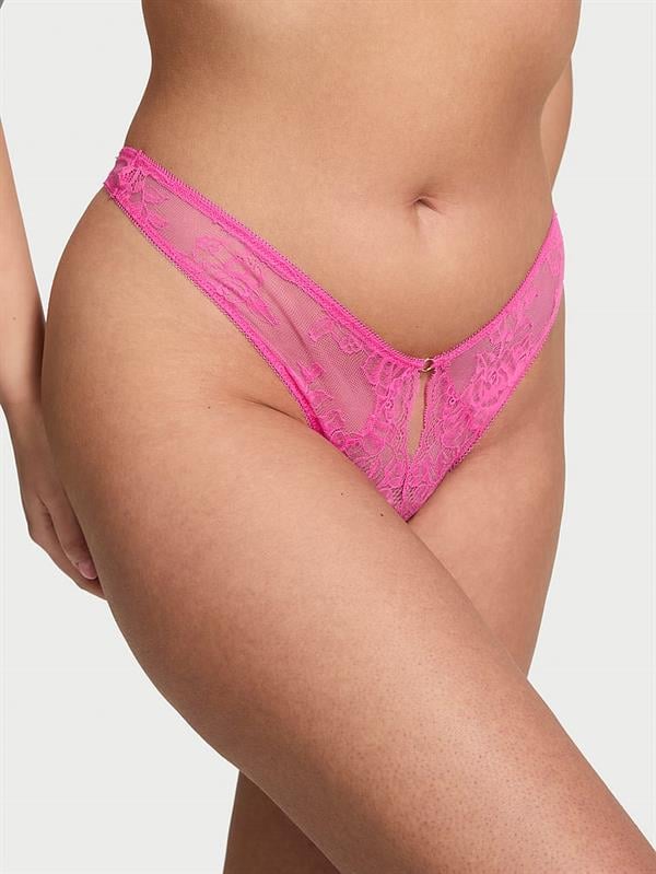 Gül Dantelli Derin Bacak Kesim Crotchless Tanga