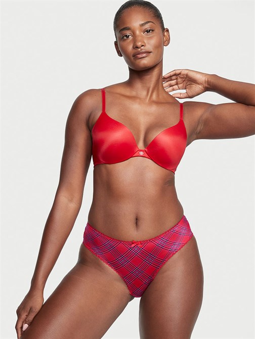 Ekaterina Volkova qisqa koylakda