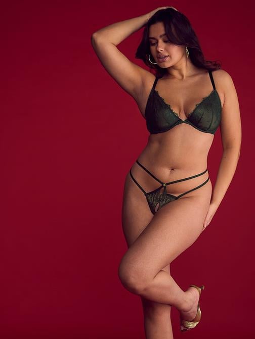 Gül Dantelli Crotchless Tanga