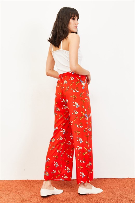Bianco Lucci Kadın Çiçekler Desen Beli Kuşaklı Bol Paça Viskon Pantolon - Kırmızı