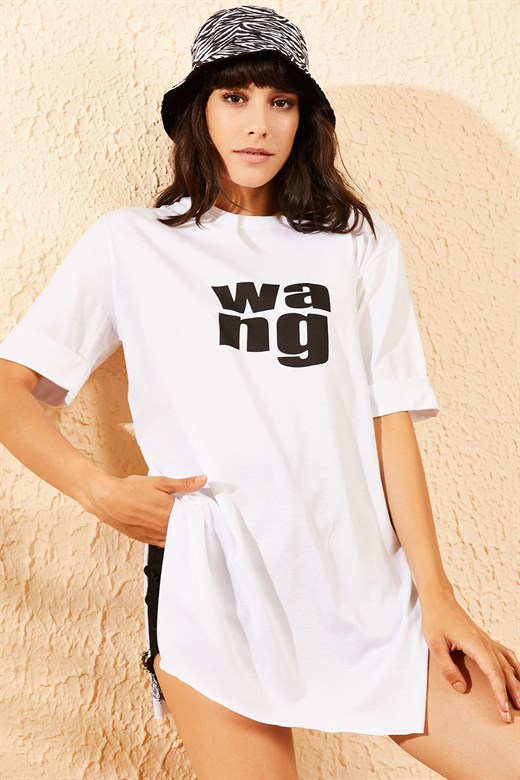 Bianco Lucci Kadın Wang Baskılı Kol Katlamalı Yan Yırtmaçlı T-Shirt - Beyaz