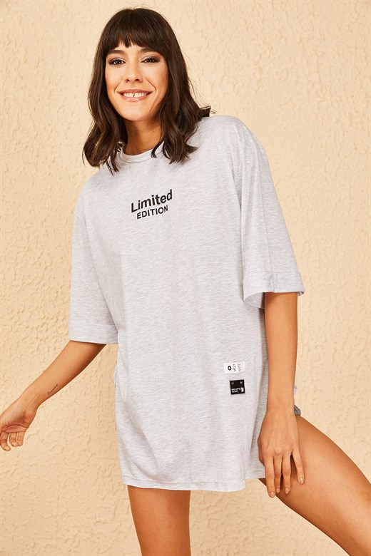 Bianco Lucci Kadın Yan Yırtmaçlı Limited Edition Baskılı Oversize Tshirt 10901008 - Gri