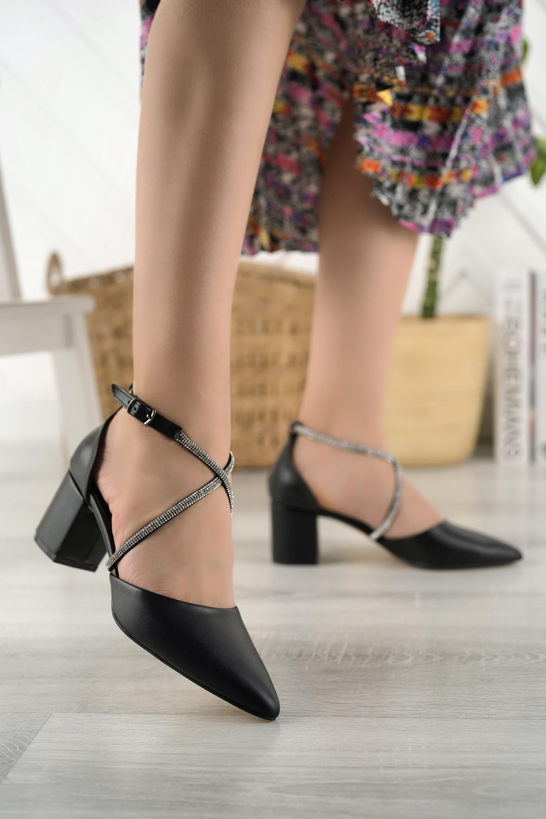 Nesil Shoes Elva 054 Siyah Taşlı Topuklu Kadın Ayakkabı