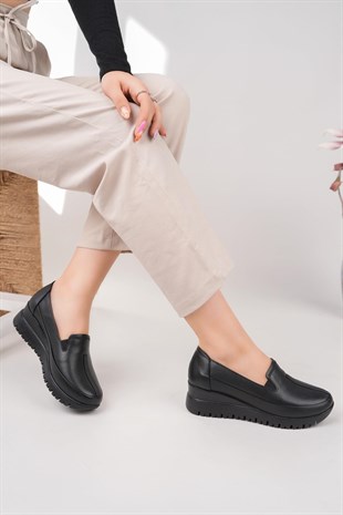 Castle Black 22513 Siyah Hakiki Deri Dolgu Topuklu Kadın Ayakkabı