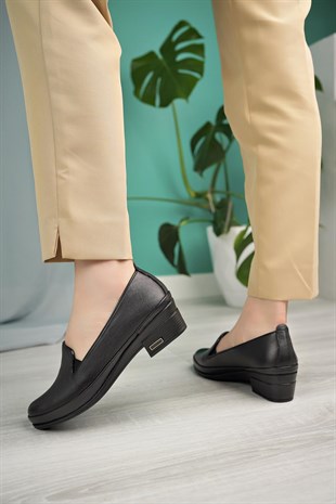 Castle Black 24553 Siyah Hakiki Deri Topuklu Kadın Ayakkabı