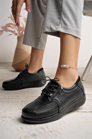 Castle Black 42632 Siyah Hakiki Deri Parmak Çıkıntılı Kadın Ayakkabı