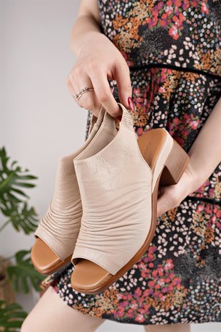 Castle Black 45207 Bej Hakiki Deri Topuklu Kadın Sandalet