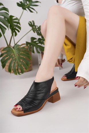 Castle Black 45207 Siyah Hakiki Deri Topuklu Kadın Sandalet