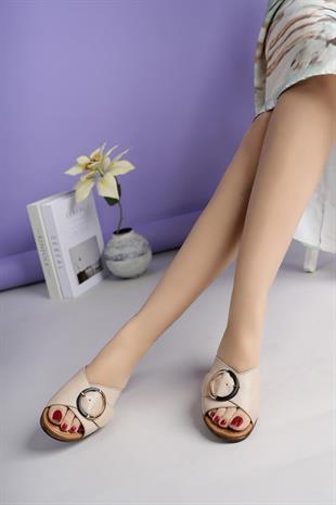 Castle Black 4576 Bej Hakiki Deri Tokalı Kadın Terlik