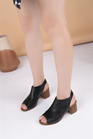 Castle Black 4579 Siyah Hakiki Deri Topuklu Kadın Sandalet