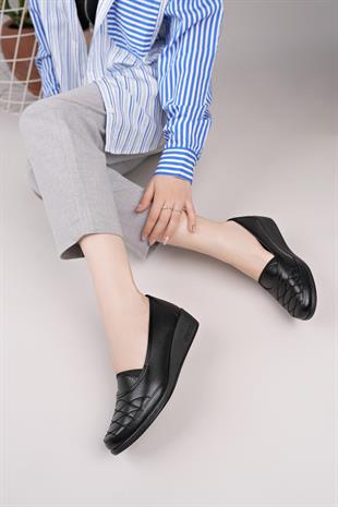 Nesil Shoes Ayzen 4019 Siyah Dolgu Topuk Kadın Ayakkabı