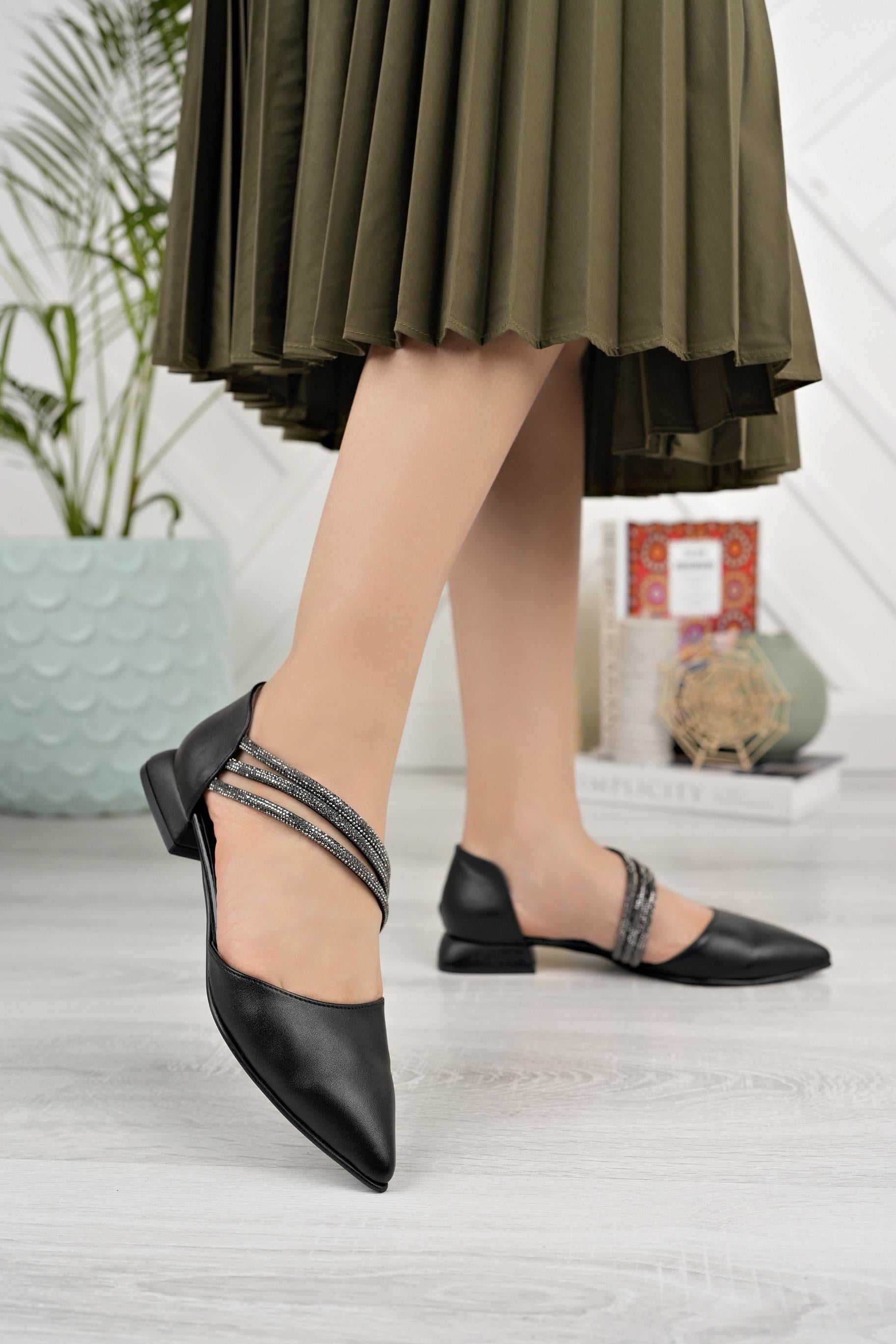 Nesil Shoes Desca 557 Siyah Yanı Açık Taş Detaylı Kadın Ayakkabı