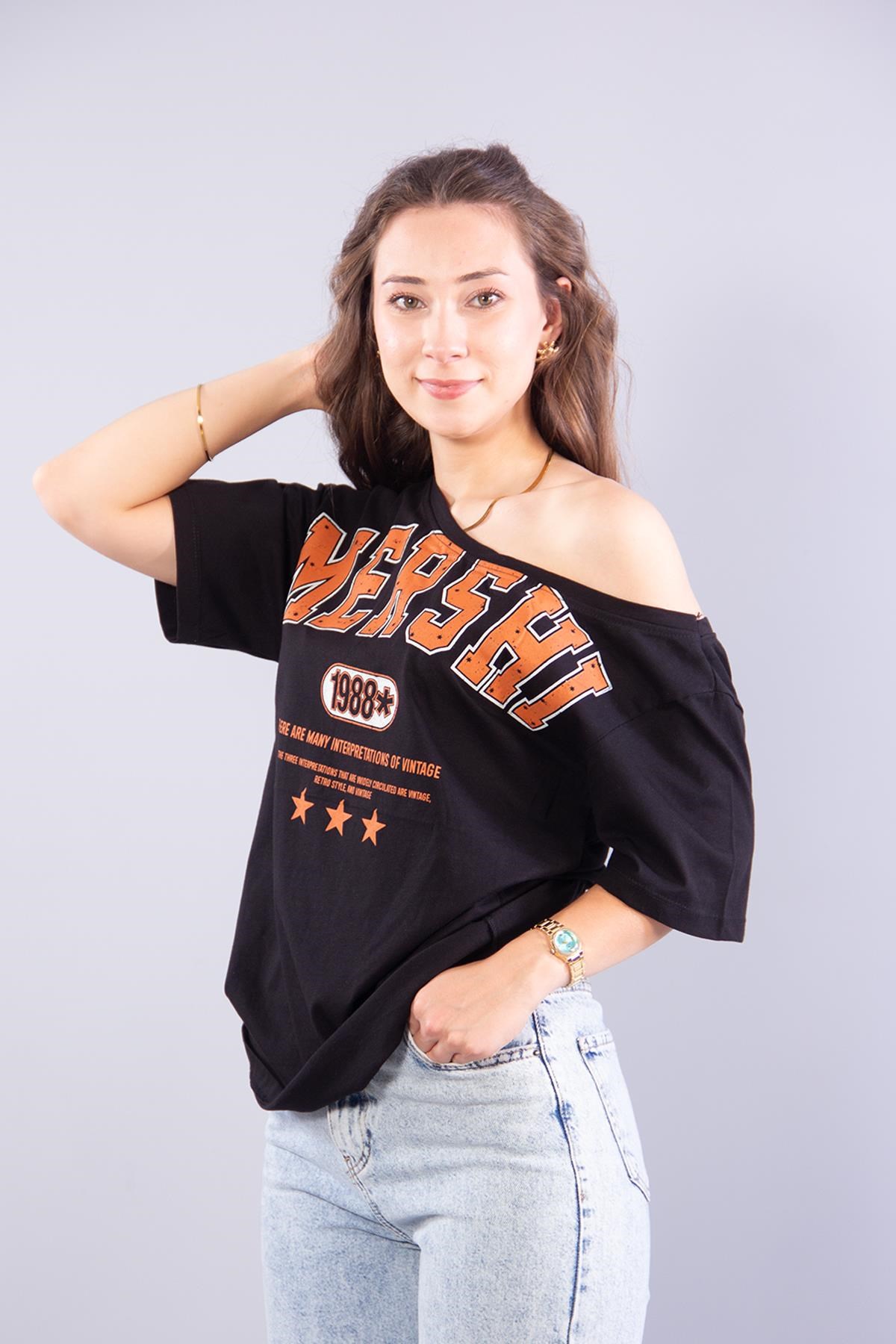 2315 Kayık Yaka Mershı Baskılı T-shirt