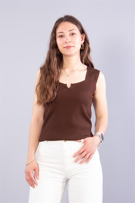 0165 Kesik Yaka Atlet