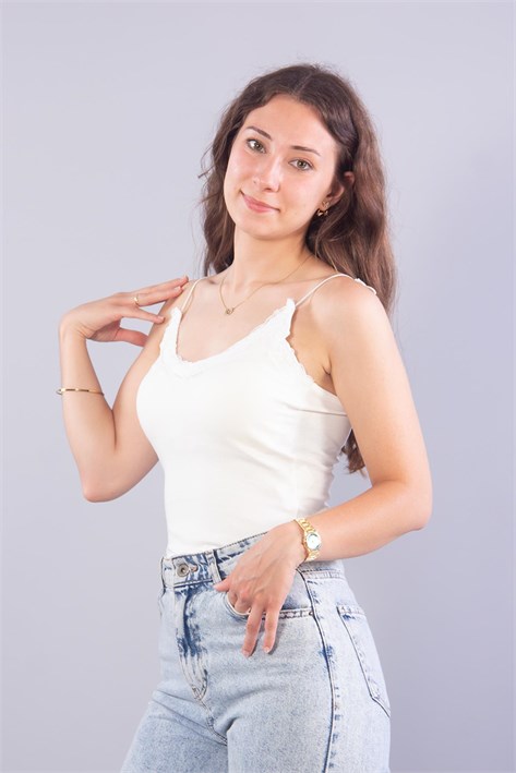 25601 İp Askılı Yakası Dantel Atlet