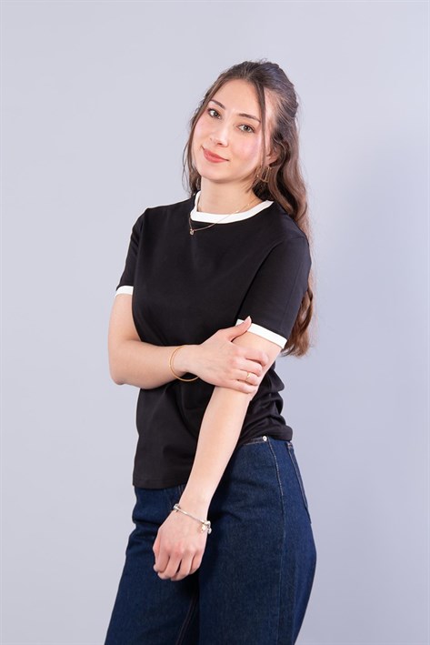 2943 Kol Ucu Yakası Şeritli O Yaka T-shirt