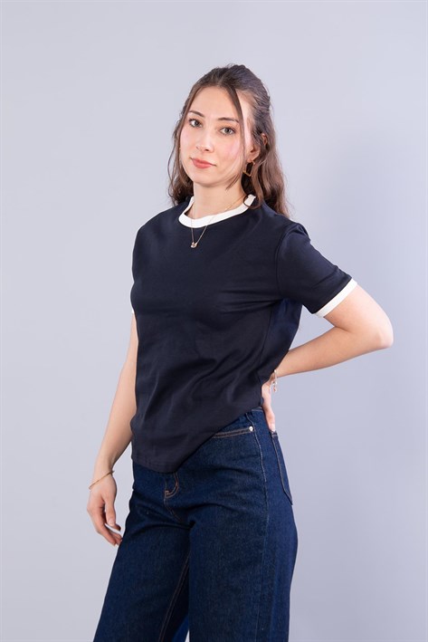 2943 Kol Ucu Yakası Şeritli O Yaka T-shirt