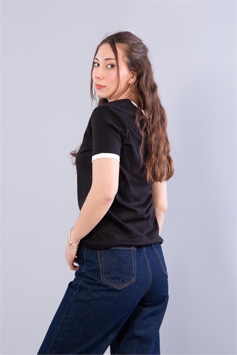 2943 Kol Ucu Yakası Şeritli O Yaka T-shirt