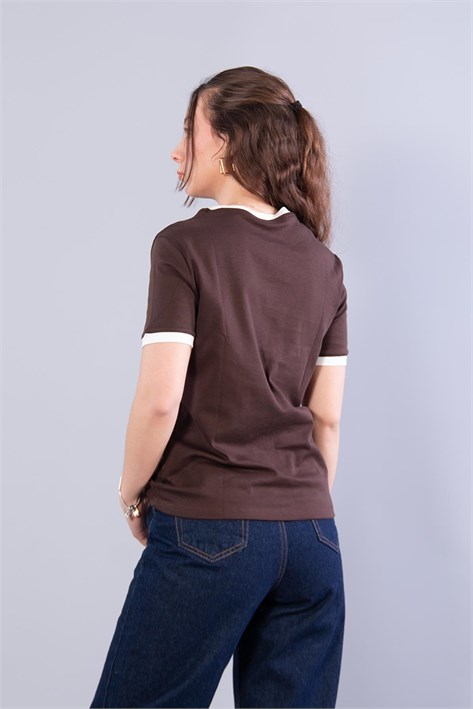 2943 Kol Ucu Yakası Şeritli O Yaka T-shirt