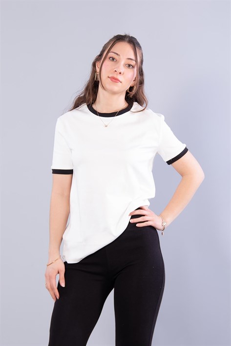 2943 Kol Ucu Yakası Şeritli O Yaka T-shirt