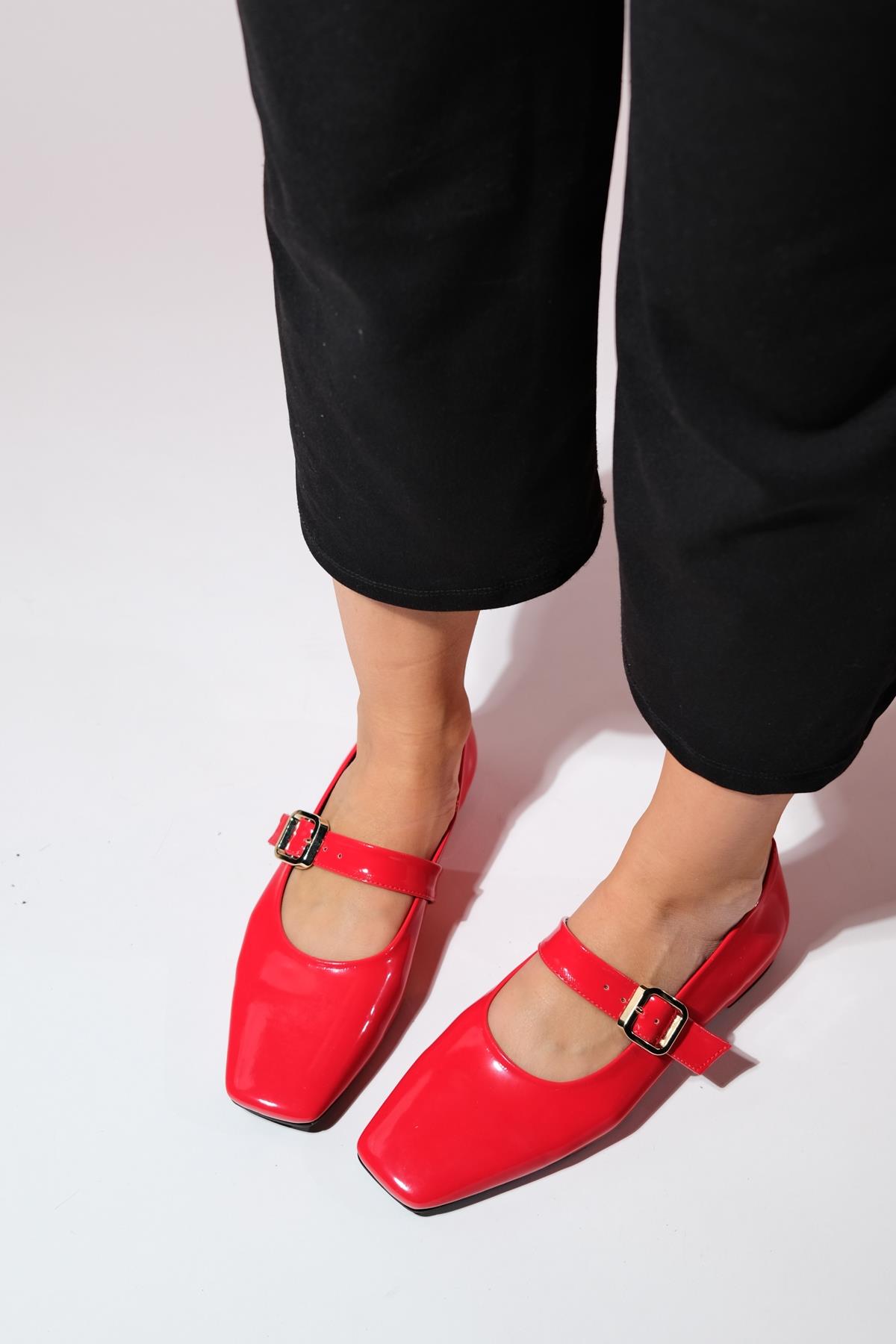 BLUFF Kırmızı Rugan Küt Burun Kadın Babet Ayakkabı