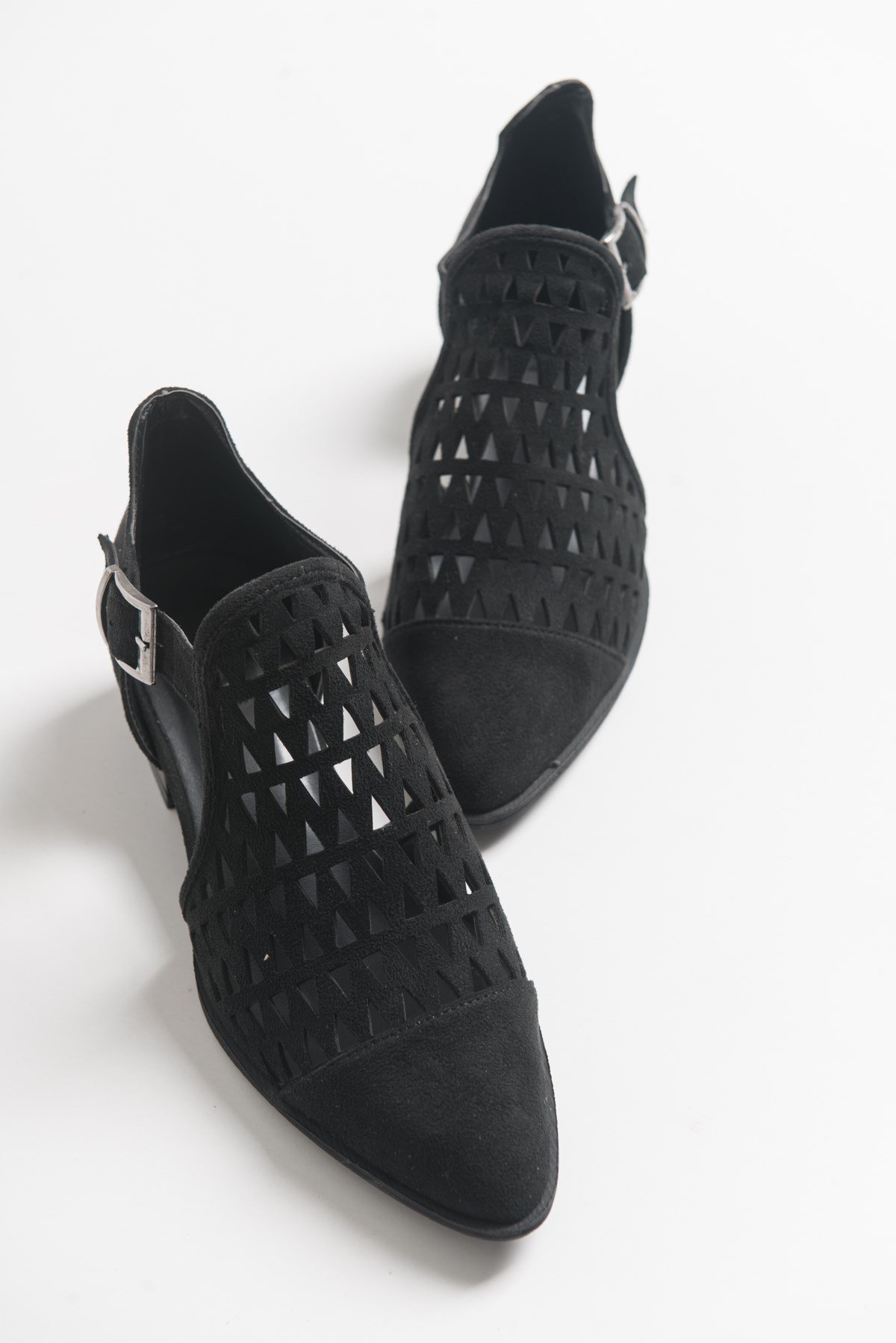 1 Siyah Suet Yazlık Lazerli Kadın Ayakkabı