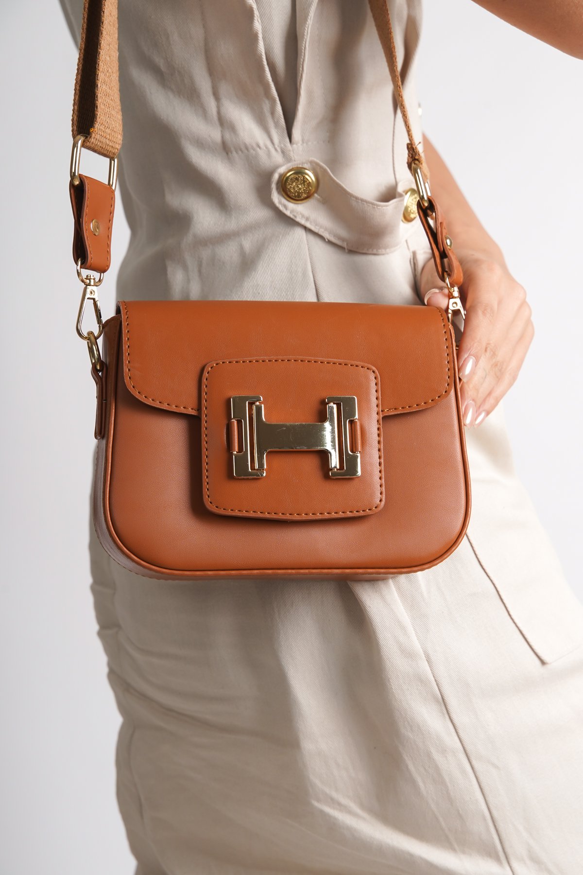 Capone Outfitters MRA01 Women Tan Crossbody Bag