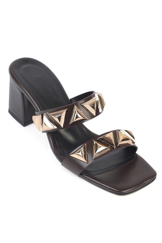 Capone Aubrie Küt Burunlu Metal Aksesuarlı Orta Topuklu Kadın Terlik