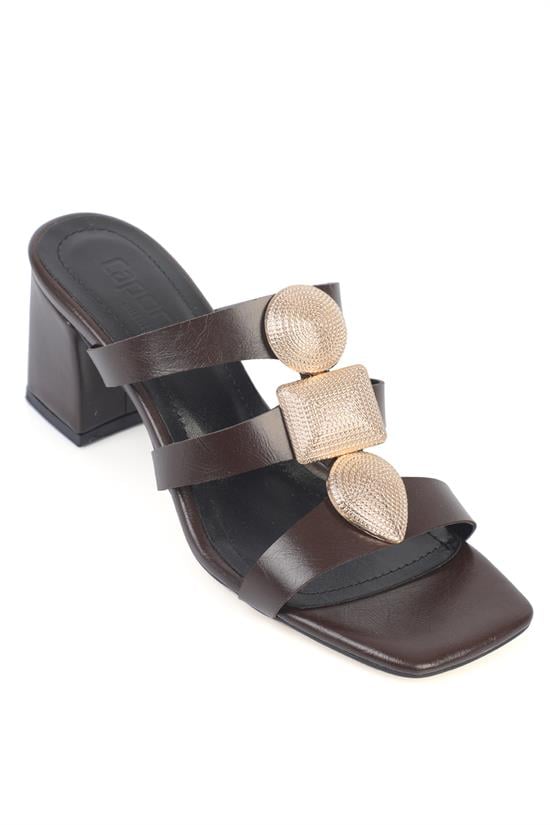 Capone Lacey Küt Burunlu Metal Aksesuarlı Orta Topuklu Kadın Terlik