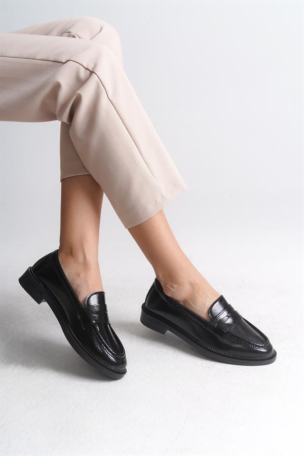 Capone Outfitters 503 Women Black Crinkle Patent Loafer image 3