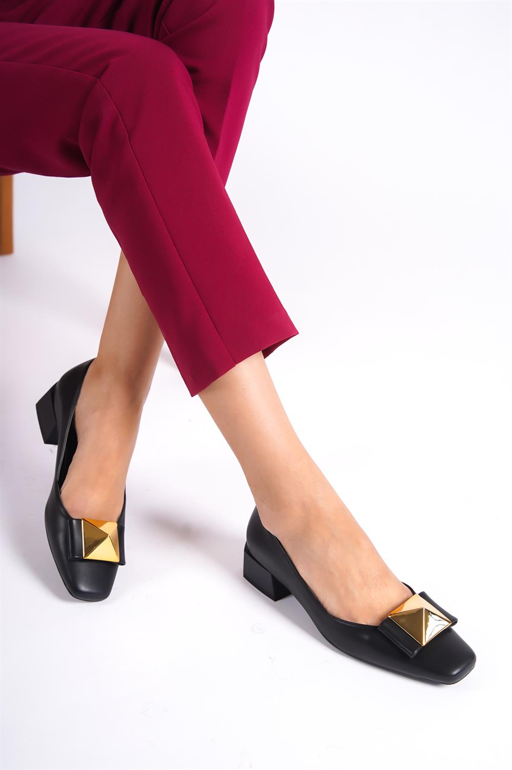 Capone Flat Toe Pyramid Buckle Low Heel Woman Shoes Capone Flat Toe Pyramid Buckle Low Heel Woman Shoes