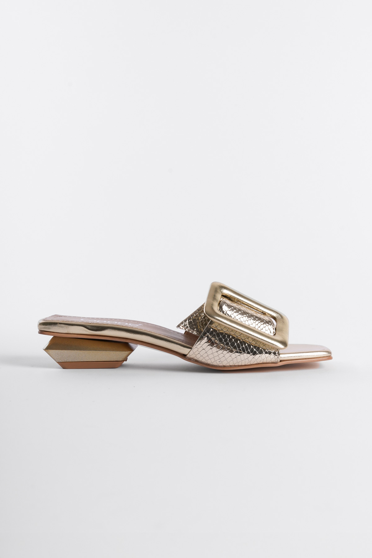 Capone Low Heel Buckle Accessory Patent Leather Croco Woman Sandals
