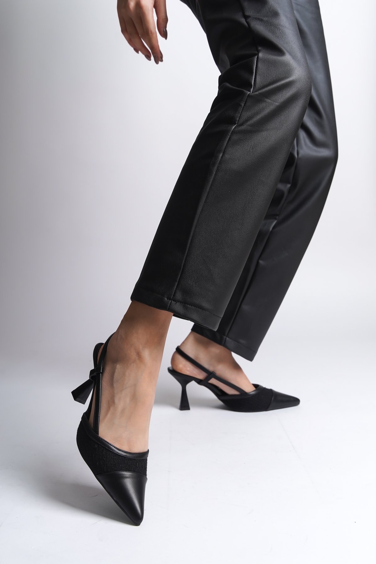 Black shoes pointed deals