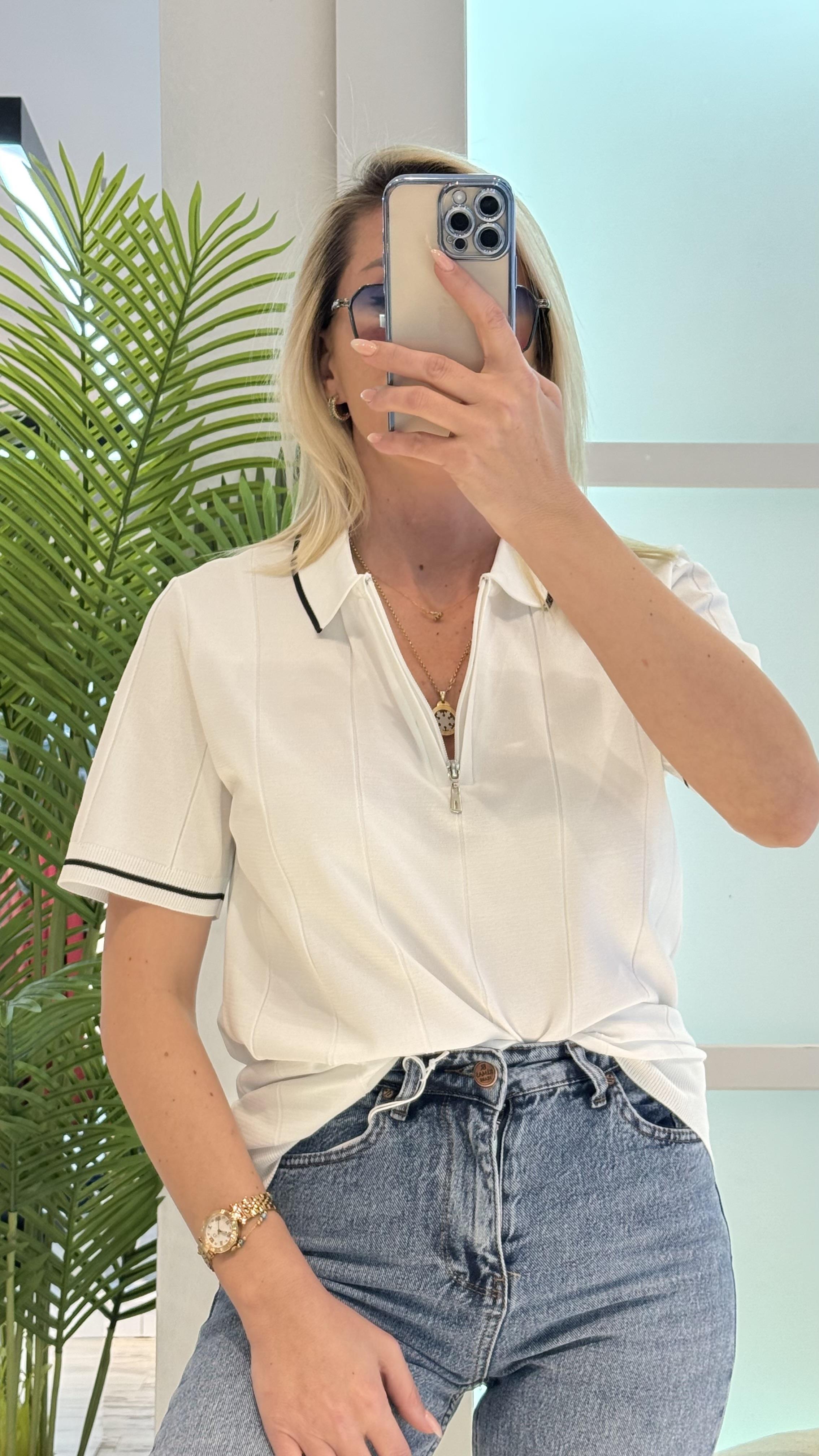 BEYAZ FERMUAR DETAY TRİKO TSHİRT