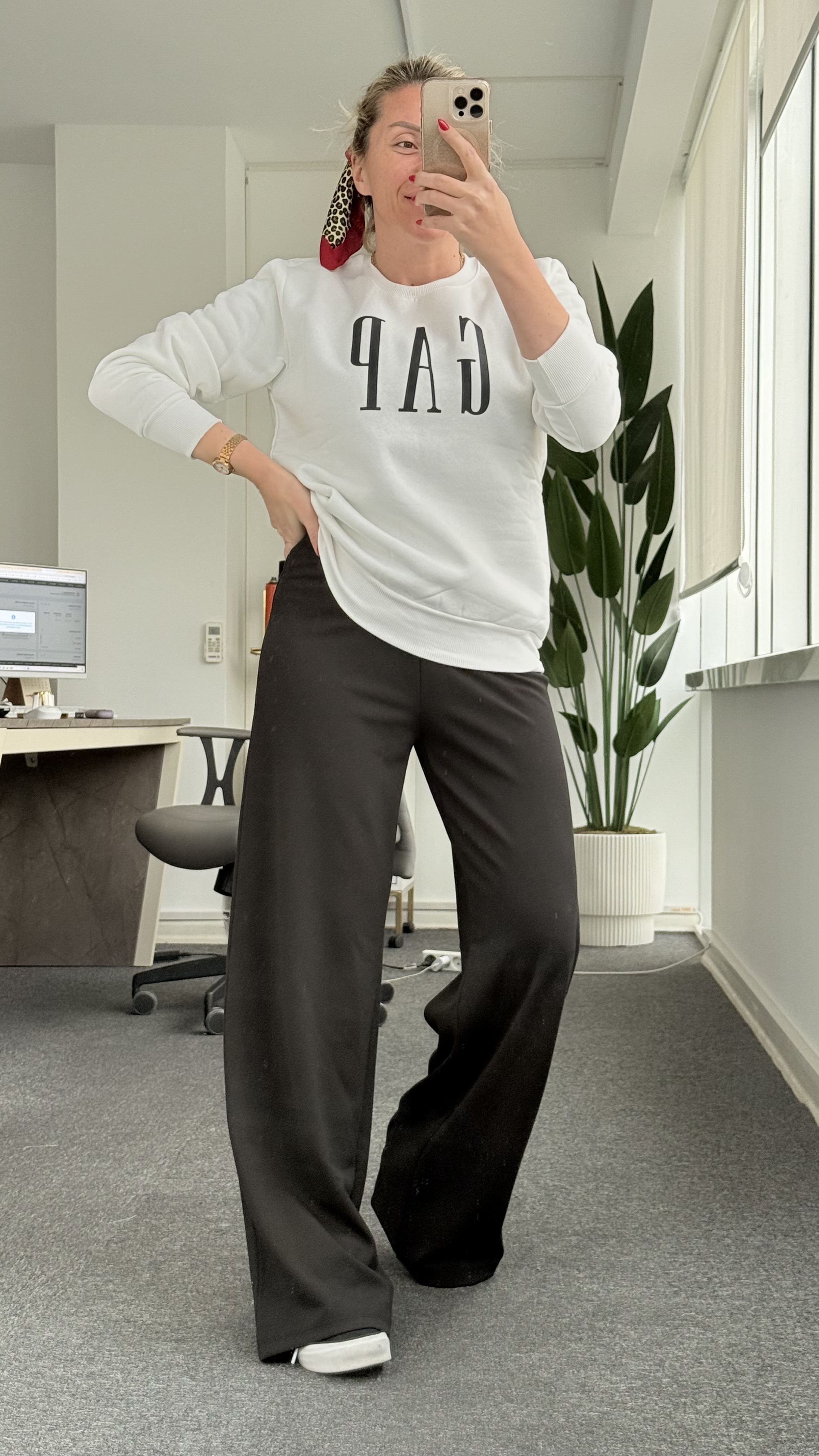 LOLE SİYAH YAZILI SWEATSHIRT