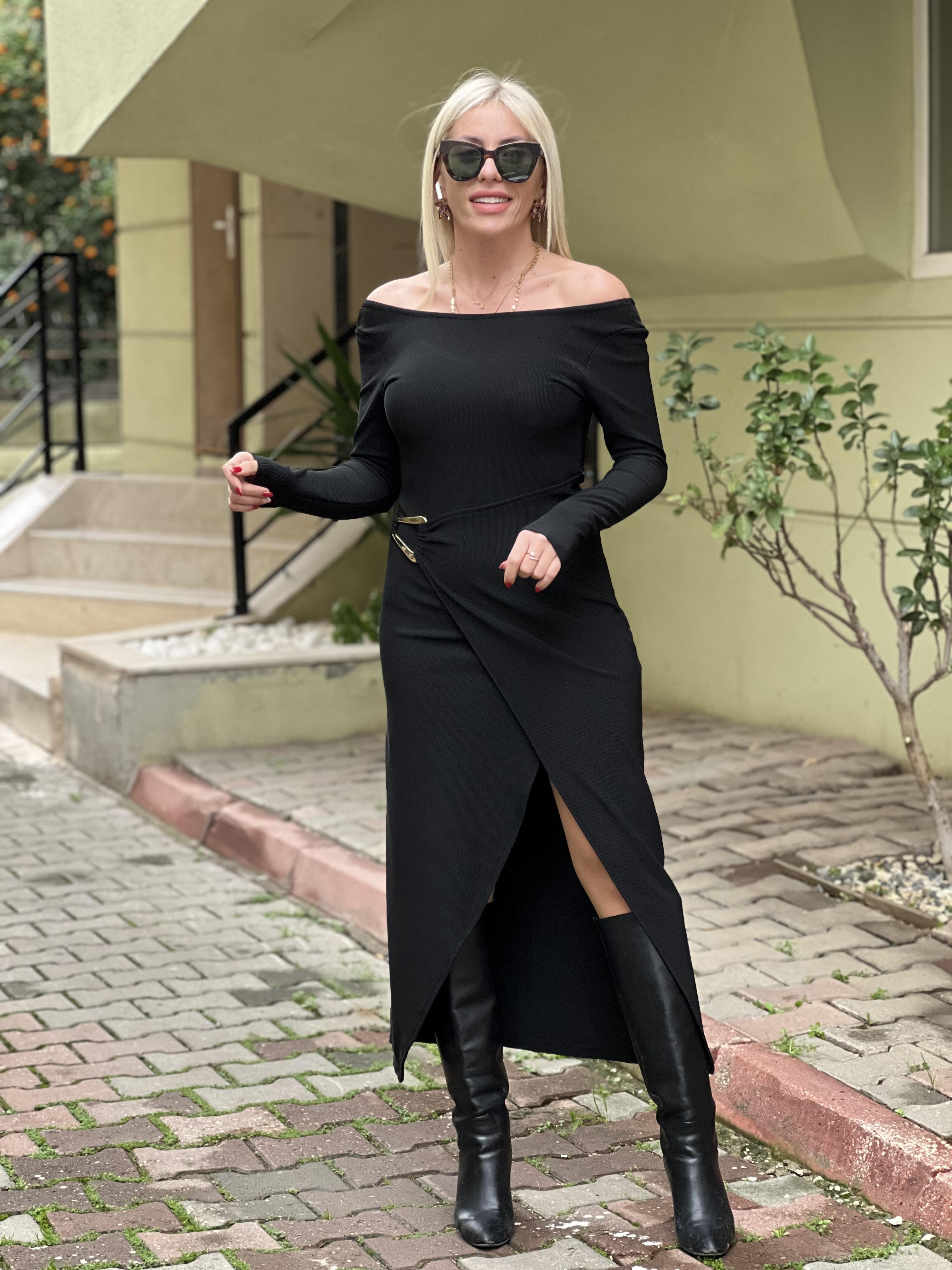 SİYAH UZUN TOKALI ELBİSE 