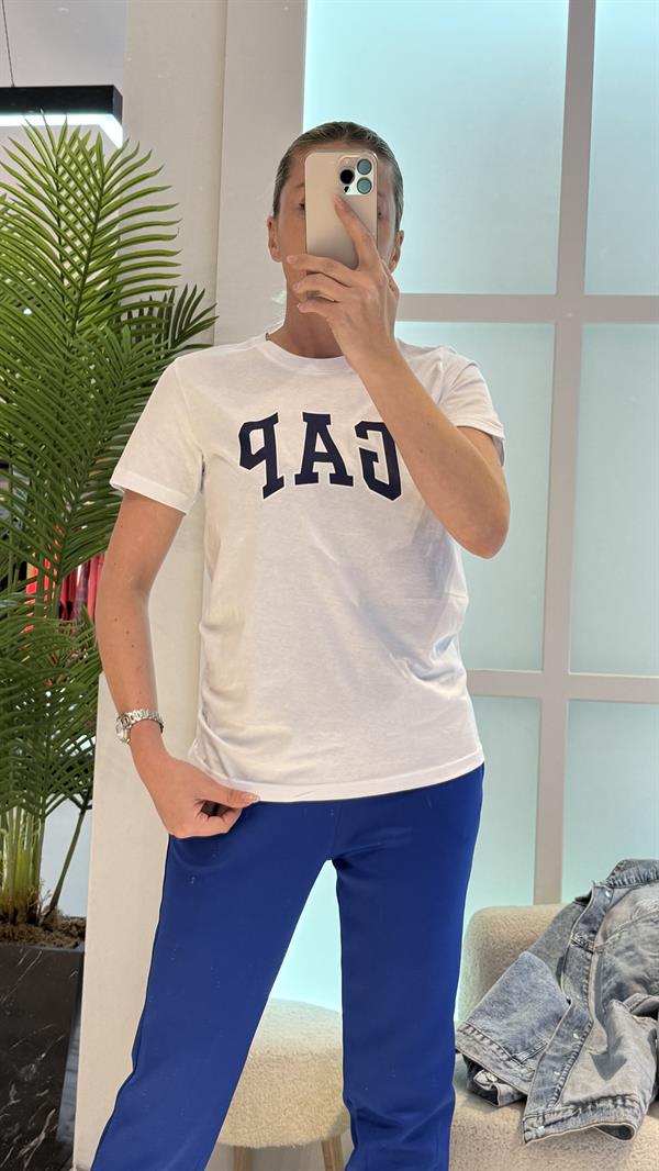  BEYAZ ÖNÜ LACİVERT YAZILI GAP TSHIRT