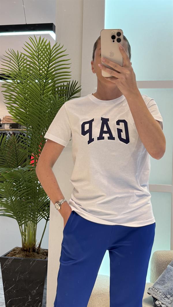  BEYAZ ÖNÜ LACİVERT YAZILI GAP TSHIRT