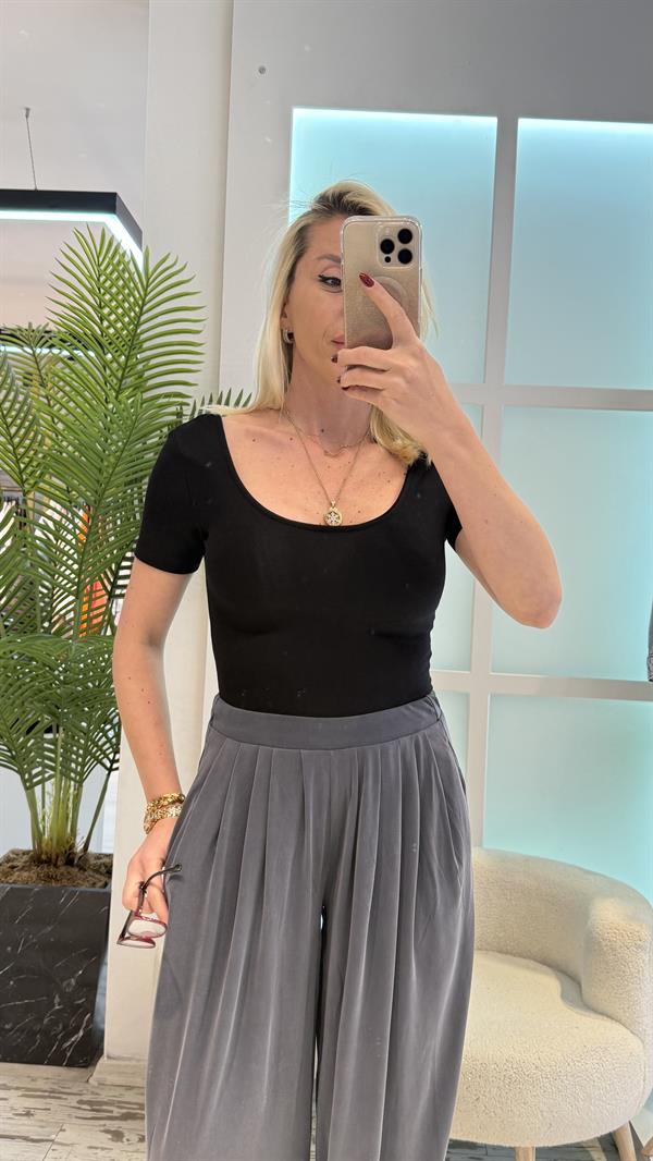 JELLY U YAKA SİYAH TSHİRT