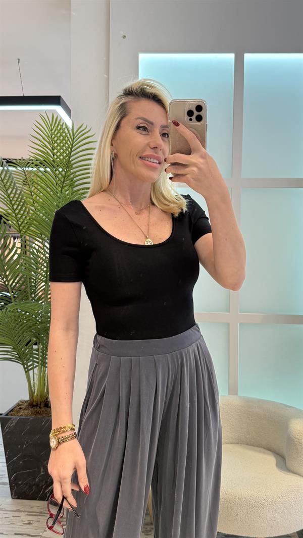 JELLY U YAKA SİYAH TSHİRT