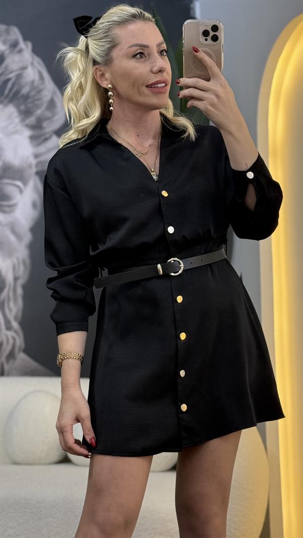 SİYAH KEMERLİ SATEN ELBİSE 