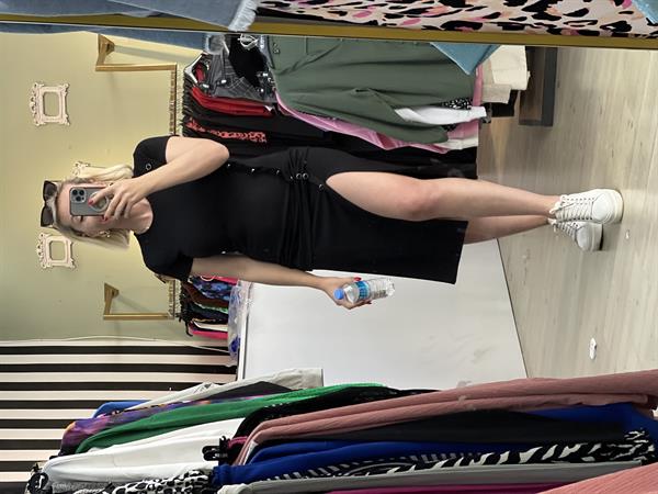 SİYAH UZUN DÜĞMELİ ELBİSE 