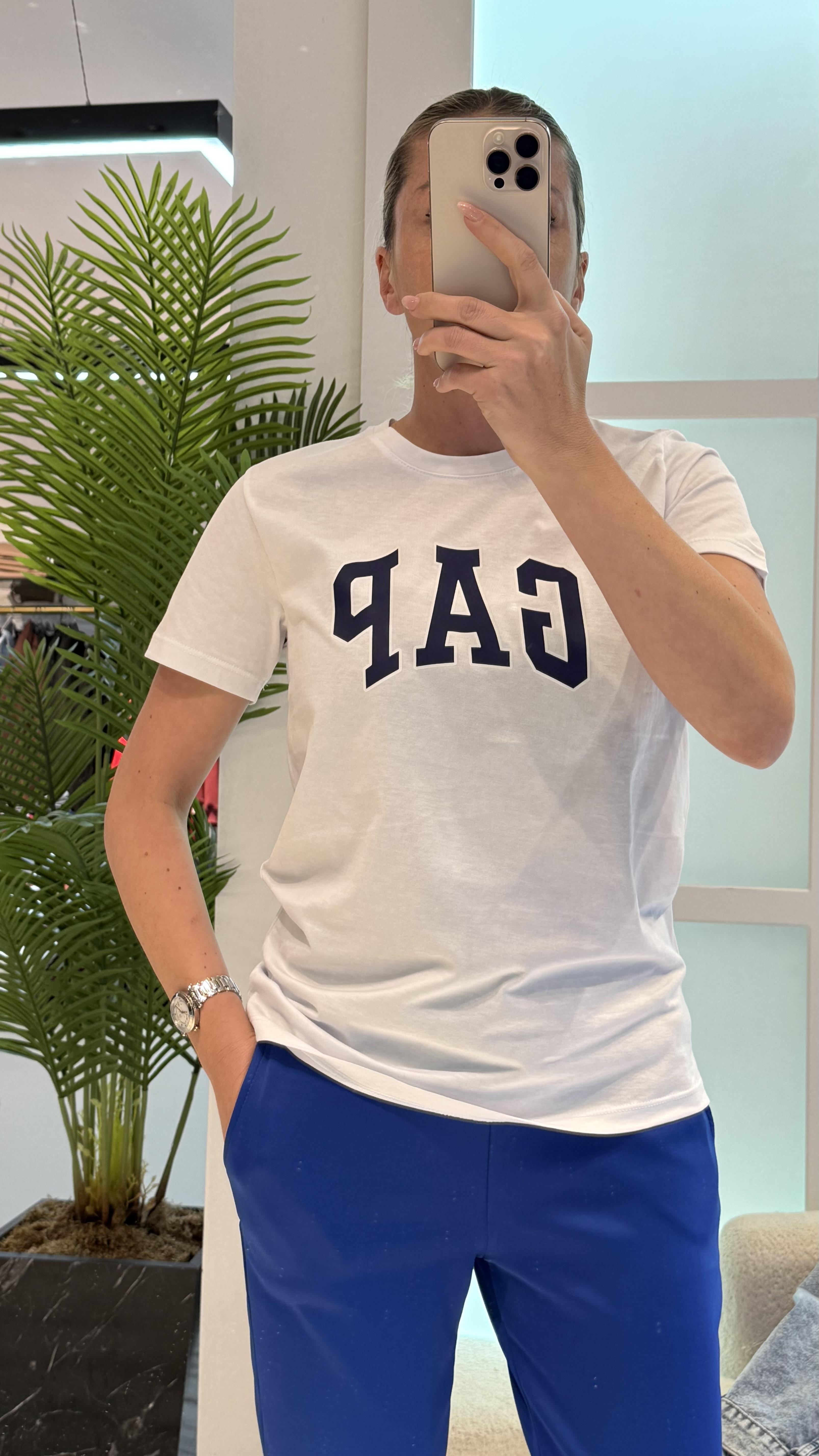  BEYAZ ÖNÜ SİYAH YAZILI GAP TSHIRT