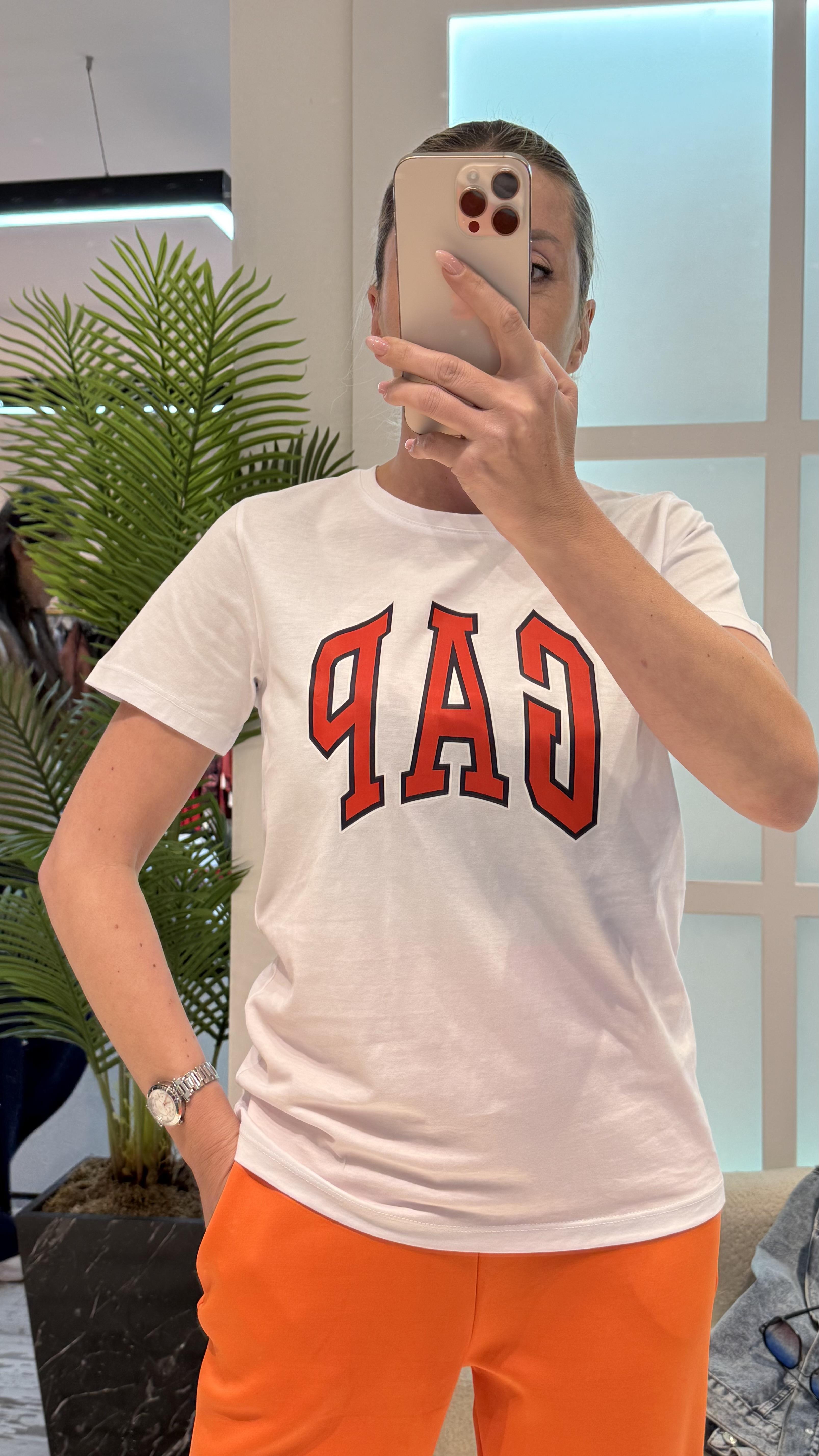 BEYAZ ÖNÜ KIRMIZI YAZILI GAP TSHIRT
